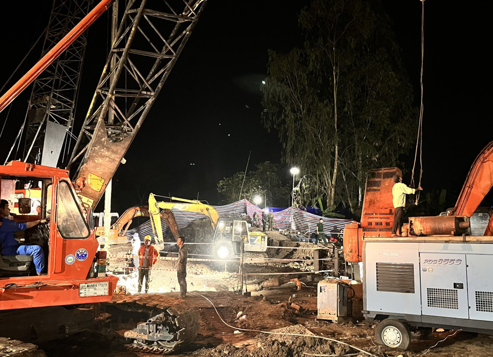 Lực lượng cứu nạn làm việc cả ngày lẫn đêm. (Ảnh: TTXVN phát)