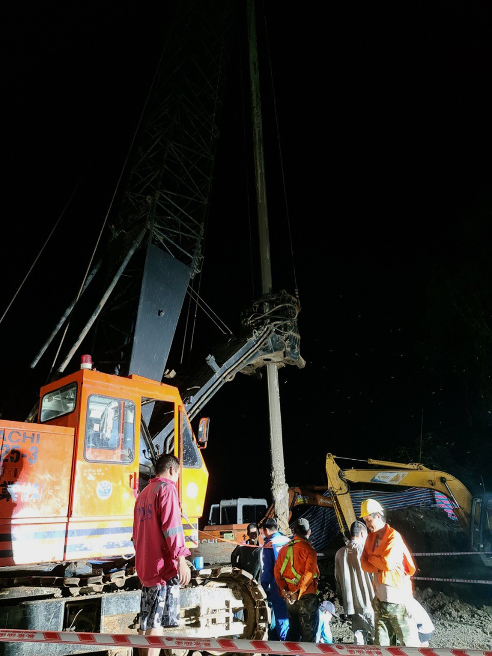 Đây là đêm thứ 4 chính quyền địa phương và ngành chức năng nỗ lực giải cứu bé Nam với phương châm 'còn nước còn tát.' (Ảnh: TTXVN phát)