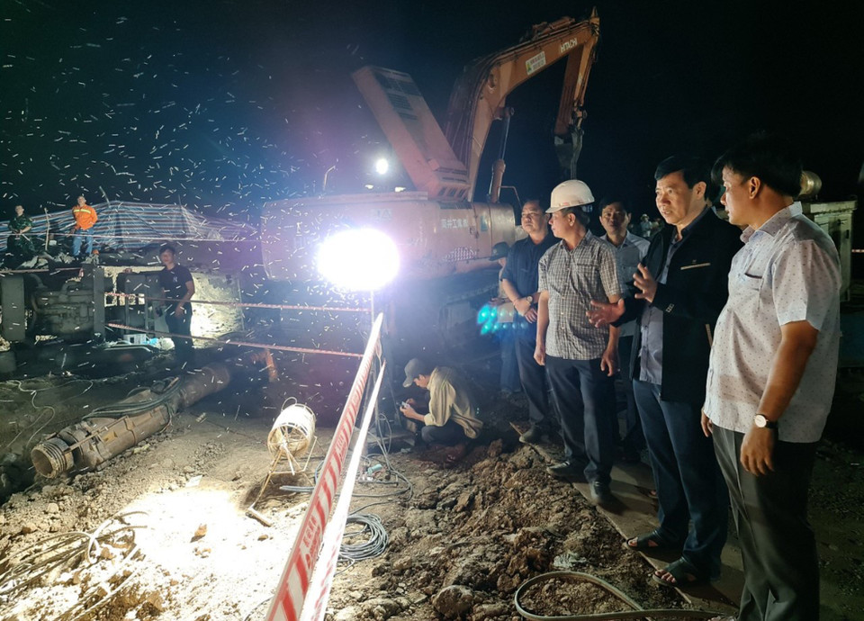 Lãnh đạo tỉnh Đồng Tháp có mặt tại hiện trường để chỉ đạo cứu nạn. (TTXVN phát)