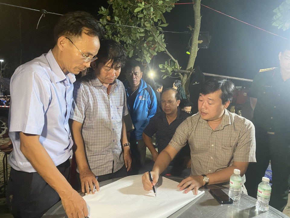 Tối 3/1, hoạt động giải cứu em Thái Lý Hạo Nam (sinh năm 2012) ngụ xã Phú Lợi, huyện Thanh Bình, tỉnh Đồng Tháp bị rơi vào cọc bêtông vẫn tiếp tục diễn ra. (TTXVN phát)