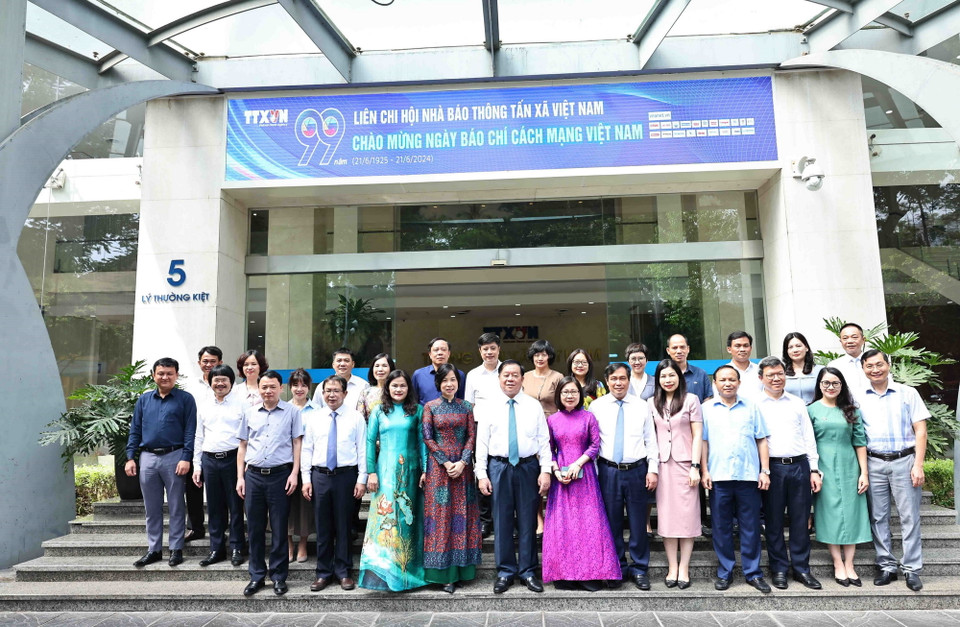 Trưởng Ban Tuyên giáo Trung ương Nguyễn Trọng Nghĩa, Tổng Giám đốc Thông tấn xã Việt Nam Vũ Việt Trang cùng các đại biểu. (Ảnh: Minh Đức/TTXVN)