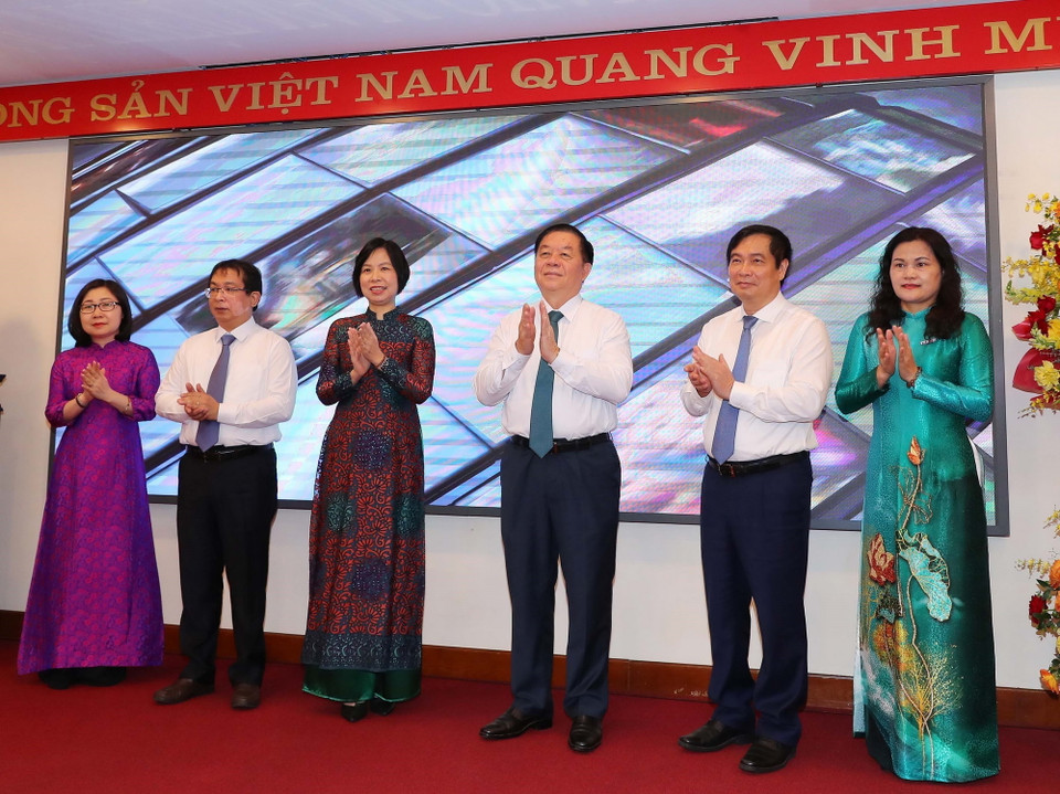 Trưởng Ban Tuyên giáo Trung ương Nguyễn Trọng Nghĩa, Tổng Giám đốc TTXVN Vũ Việt Trang cùng các lãnh đạo Ban Tuyên giáo Trung ương và TTXVN thực hiện nghi thức ra mắt Chuyên trang thông tin của TTXVN về bảo vệ nền tảng tư tưởng của Đảng, đấu tranh phản bác các luận điệu sai trái của các thế lực thù địch. (Ảnh: Trọng Đức/TTXVN)