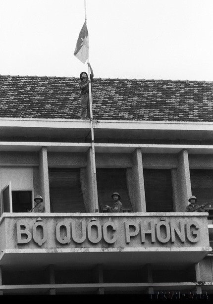 Quân giải phóng cắm cờ chiến thắng trên nóc Bộ Quốc Phòng quân ngụy Sài Gòn ngày 30/4/1975. (Ảnh: Hoàng Thiểm-Vũ Tạo/TTXVN)