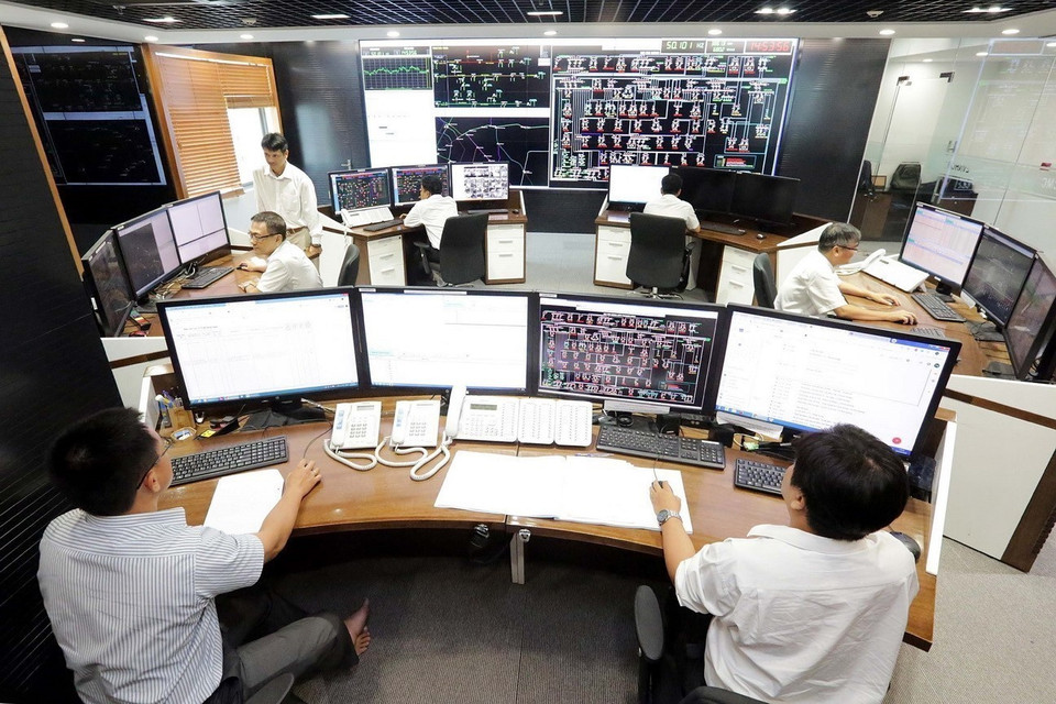 Quản lý, vận hành lưới điện bằng công nghệ thông tin tại Trung tâm điều độ hệ thống điện Thành phố Hồ Chí Minh. (Ảnh: Thanh Vũ/TTXVN)