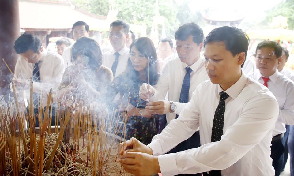 Hình ảnh lãnh đạo tỉnh Phú Thọ cùng nhân dân thành kính dâng hương tại Lễ giỗ Đức Quốc Tổ Lạc Long Quân. (Ảnh: Trung Kiên/TTXVN)
