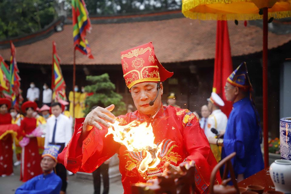 Chủ tế hóa Chúc văn tại Lễ giỗ Đức Quốc Tổ Lạc Long Quân. (Ảnh: Trung Kiên/TTXVN)