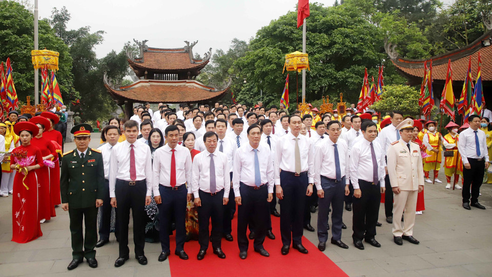 Lãnh đạo tỉnh Phú Thọ cùng nhân dân thành kính dâng hương tại Lễ giỗ Đức Quốc Tổ Lạc Long Quân. (Ảnh: Trung Kiên/TTXVN)