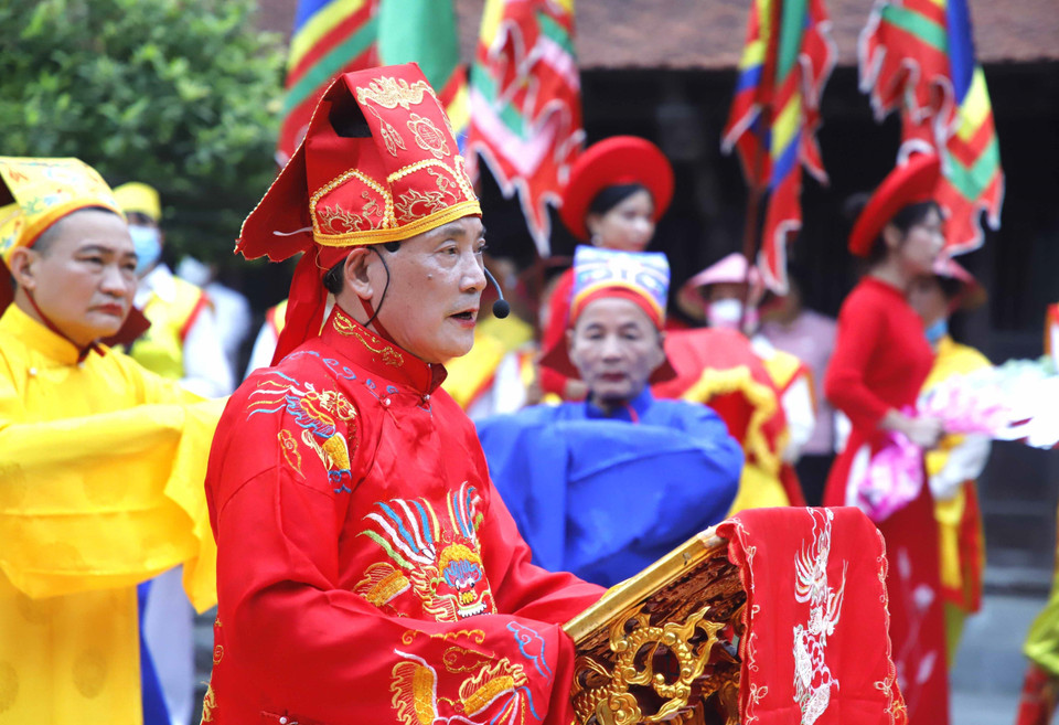 Cụ chủ tế đọc Chúc văn tại Lễ giỗ Đức Quốc Tổ Lạc Long Quân. (Ảnh: Trung Kiên/TTXVN)