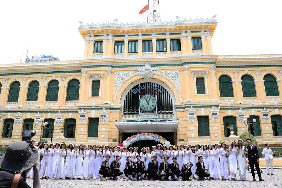Theo The Travel (trang du lịch nổi tiếng của Canada), năm 2023, Thành phố Hồ Chí Minh là 1 trong 10 điểm đến tuyệt vời nhất ở châu Á. Trong ảnh: Đông đảo các bạn trẻ trong và ngoài thành phố chụp ảnh tại Bưu điện Thành phố Hồ Chí Minh. (Ảnh: Thanh Vũ/TTXVN)