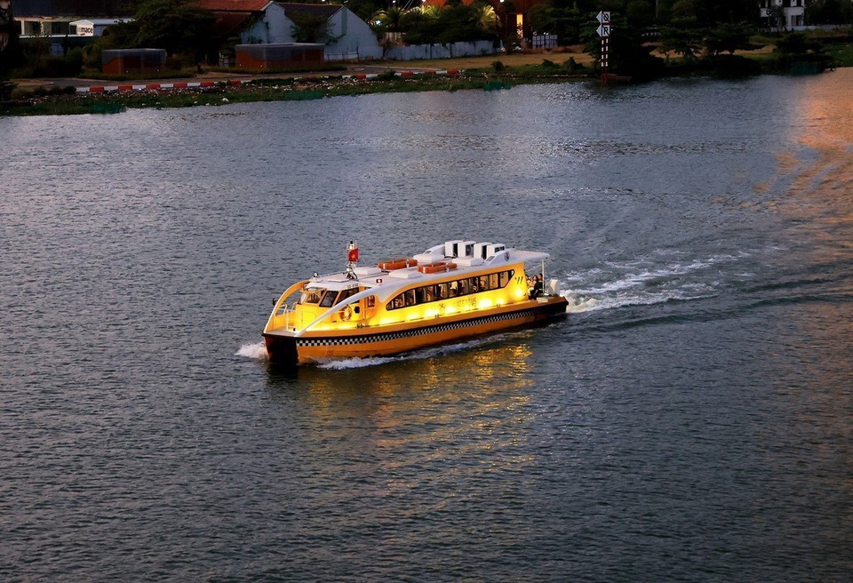 Theo The Travel (trang du lịch nổi tiếng của Canada), năm 2023, Thành phố Hồ Chí Minh là 1 trong 10 điểm đến tuyệt vời nhất ở châu Á Trong ảnh: Tàu du lịch chở khách tham quan Thành phố Hồ Chí Minh trên sông Sài Gòn. (Ảnh: Hồng Đạt/TTXVN)