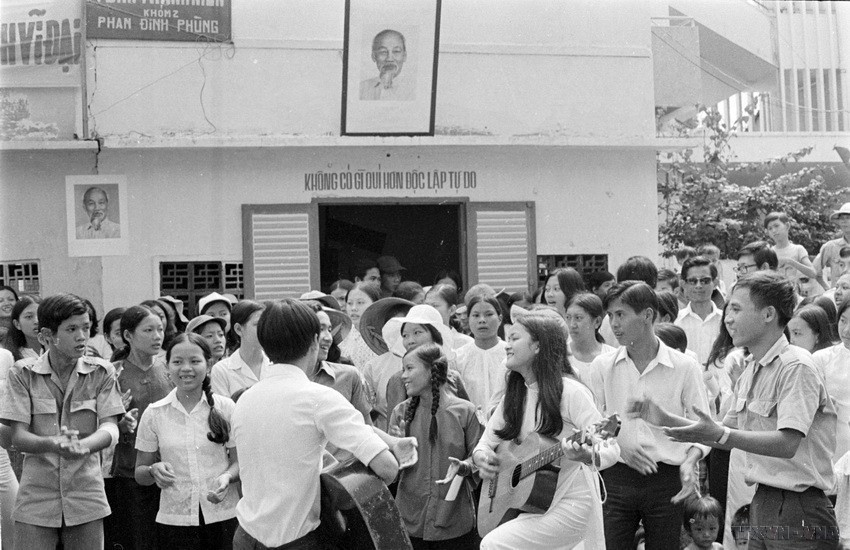 Thanh niên Quận 3, thành phố Sài Gòn mít tinh kỷ niệm 85 năm Ngày sinh Chủ tịch Hồ Chí Minh (19/5/1975). (Ảnh: Văn Bảo/TTXVN)