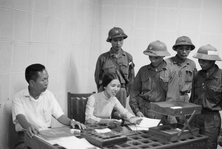 Sau khi quân giải phóng đánh chiếm Đài Phát thanh Sài Gòn, nhân viên, cán bộ kỹ thuật của Đài đã trở lại làm việc bình thường, thông báo tin chiến thắng và tin tức hoạt động của thành phố (1975). (Ảnh: Vũ Tạo/TTXVN)