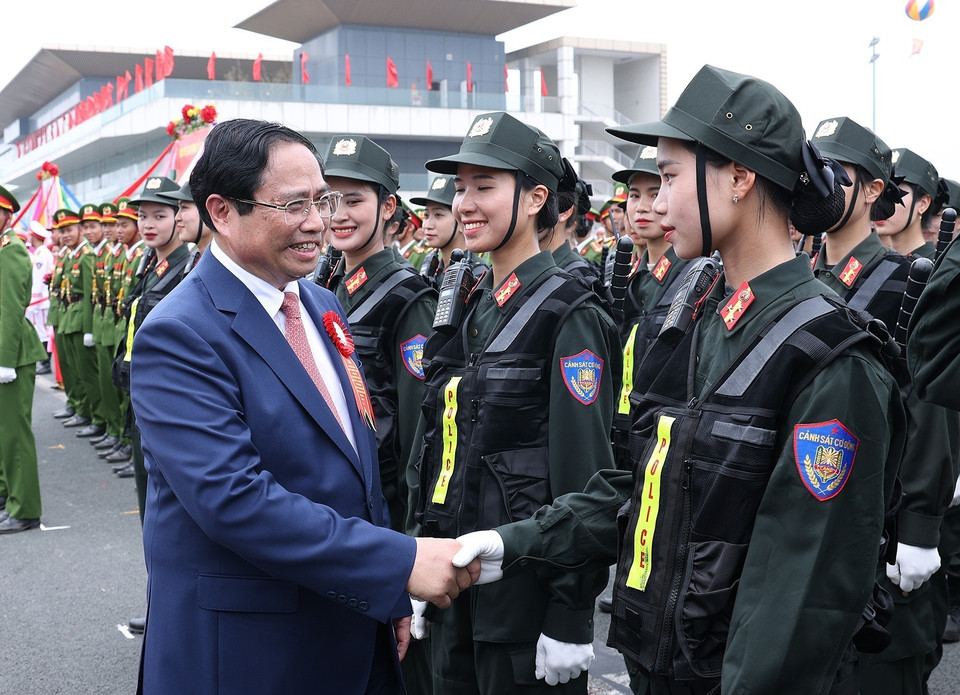 Thủ tướng Phạm Minh Chính với chiến sỹ Cảnh sát cơ động tham dự Lễ kỷ niệm. (Ảnh: Dương Giang/TTXVN)