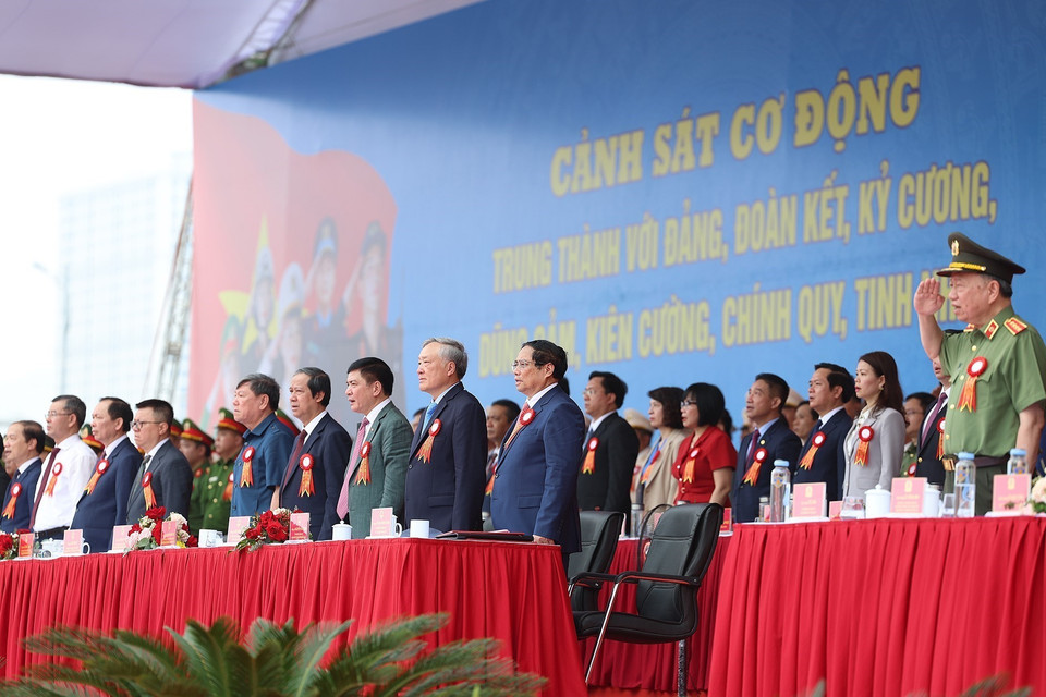 Thủ tướng Phạm Minh Chính và các đại biểu dự Lễ kỷ niệm 50 năm Ngày truyền thống Lực lượng Cảnh sát Cơ động. (Ảnh: Dương Giang/TTXVN)