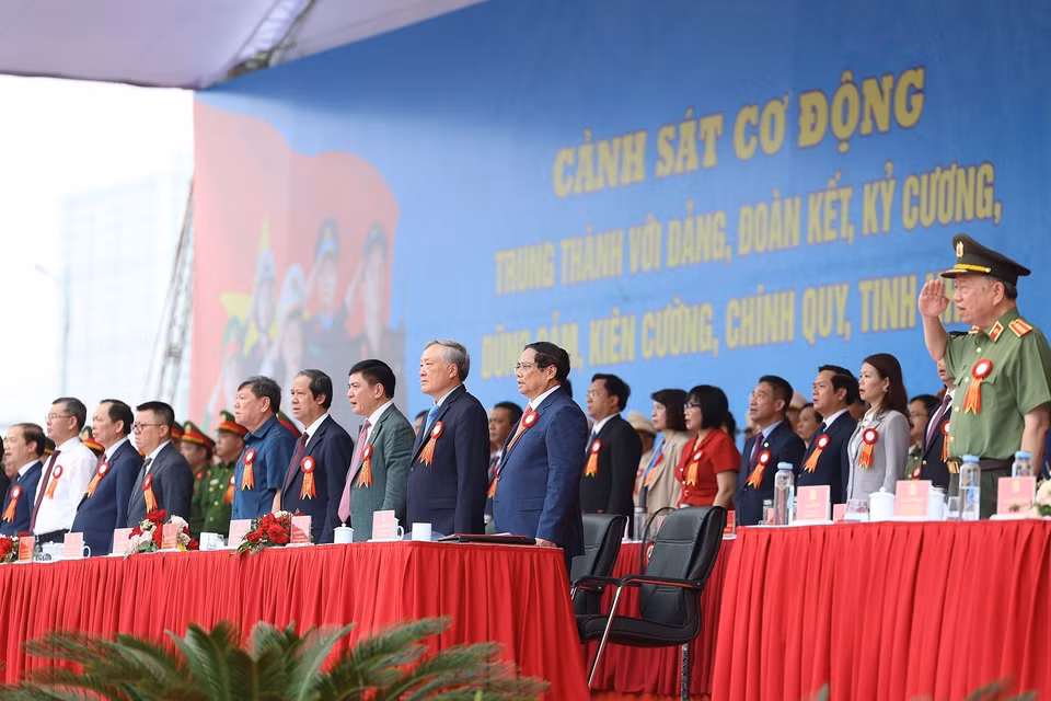 Thủ tướng Phạm Minh Chính và các đại biểu dự Lễ kỷ niệm 50 năm Ngày truyền thống Lực lượng Cảnh sát Cơ động. (Ảnh: Dương Giang/TTXVN)