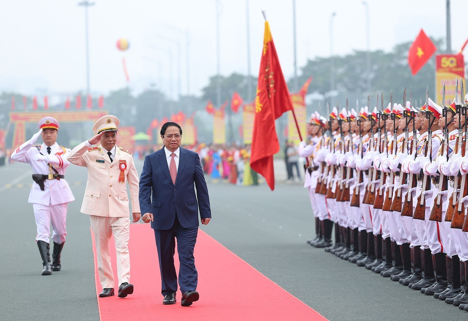 Thủ tướng Phạm Minh Chính duyệt Đội danh dự Bộ Tư lệnh Cảnh sát Cơ động. (Ảnh: Dương Giang/TTXVN)