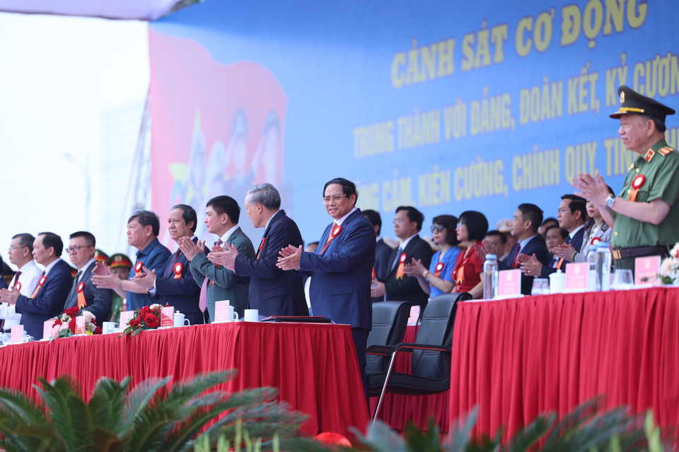 Thủ tướng Phạm Minh Chính và các đại biểu dự Lễ kỷ niệm 50 năm Ngày truyền thống Lực lượng Cảnh sát Cơ động. (Ảnh: Dương Giang/TTXVN)