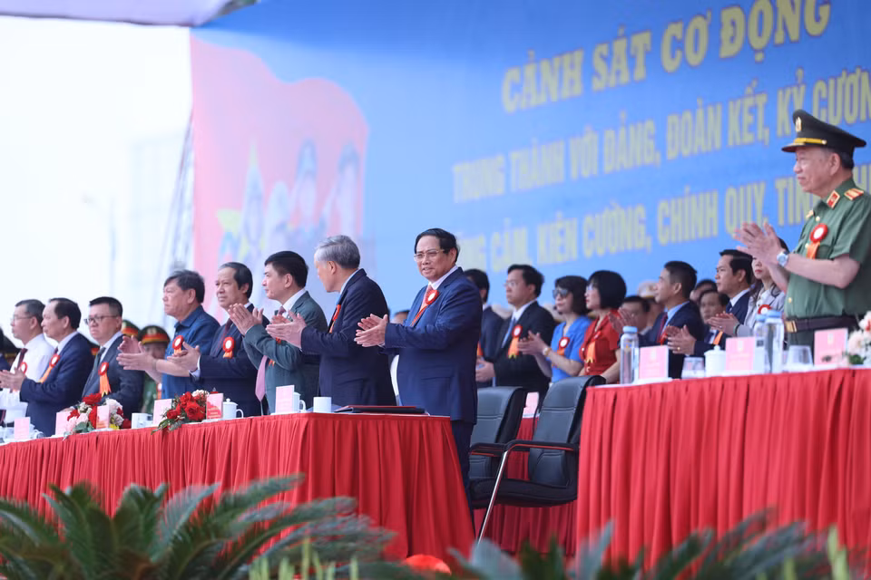 Thủ tướng Phạm Minh Chính và các đại biểu dự Lễ kỷ niệm 50 năm Ngày truyền thống Lực lượng Cảnh sát Cơ động. (Ảnh: Dương Giang/TTXVN)