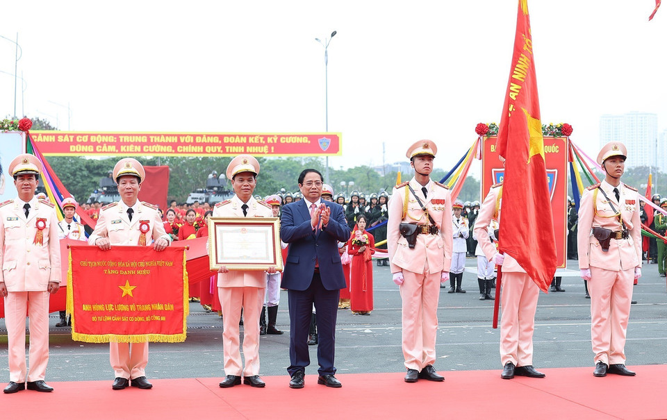 Thủ tướng Phạm Minh Chính trao Danh hiệu Anh hùng Lực lượng Vũ trang Nhân dân cho lực lượng Cảnh sát Cơ động. (Ảnh: Dương Giang/TTXVN)