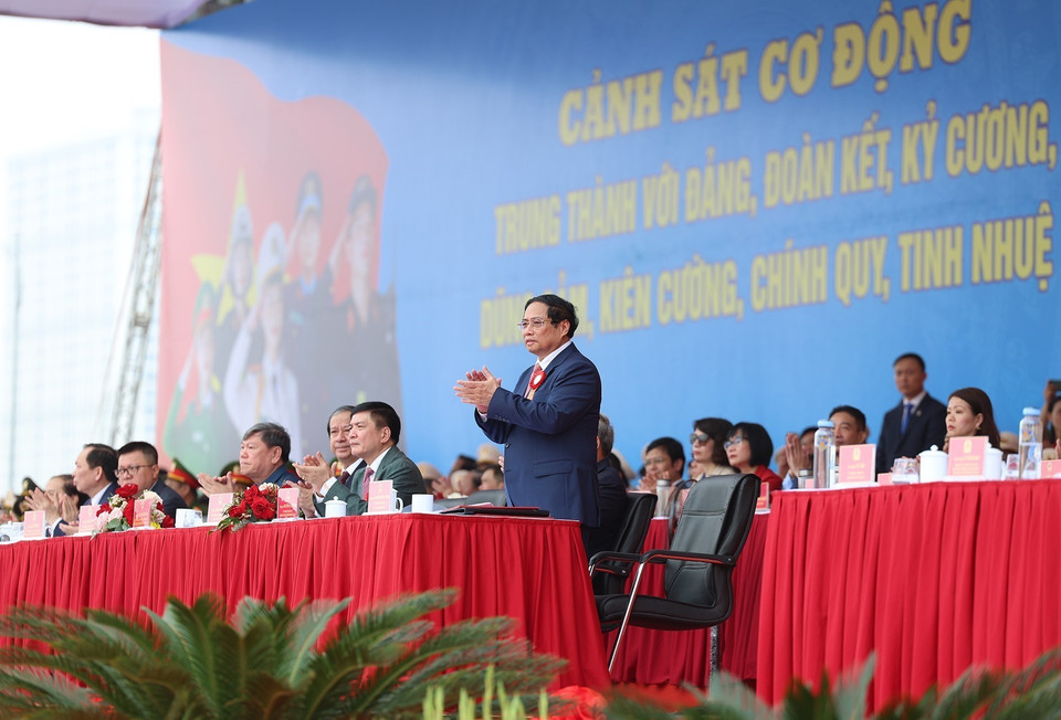 Thủ tướng Phạm Minh Chính và các đại biểu dự Lễ kỷ niệm 50 năm Ngày truyền thống Lực lượng Cảnh sát Cơ động. (Ảnh: Dương Giang/TTXVN)