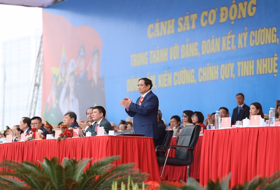 Thủ tướng Phạm Minh Chính và các đại biểu dự Lễ kỷ niệm 50 năm Ngày truyền thống Lực lượng Cảnh sát Cơ động. (Ảnh: Dương Giang/TTXVN)