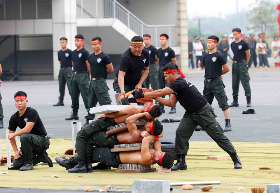 Màn biểu diễn khí công của chiến sỹ Cảnh sát Cơ động. (Ảnh: Phạm Kiên/TTXVN)