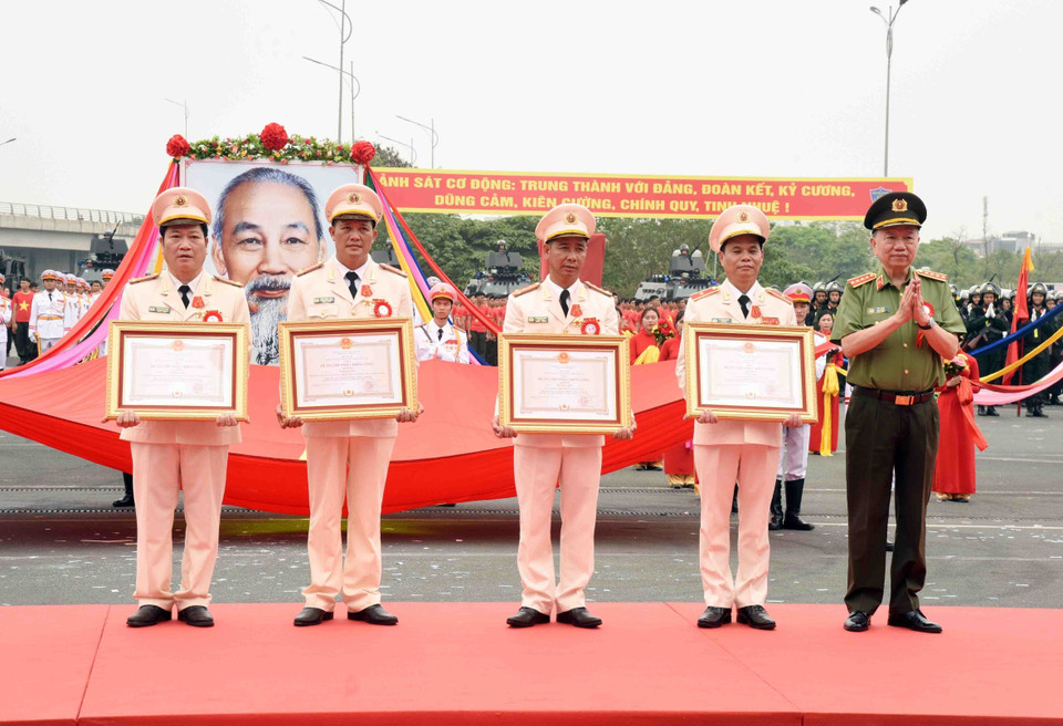 Đại tướng Tô Lâm, Ủy viên Bộ Chính trị, Bí thư Đảng ủy Công an Trung ương, Bộ trưởng Bộ Công an trao Huân chương Bảo vệ Tổ quốc cho các cá nhân có thành tích xuất sắc. (Ảnh: Phạm Kiên/ TTXVN)