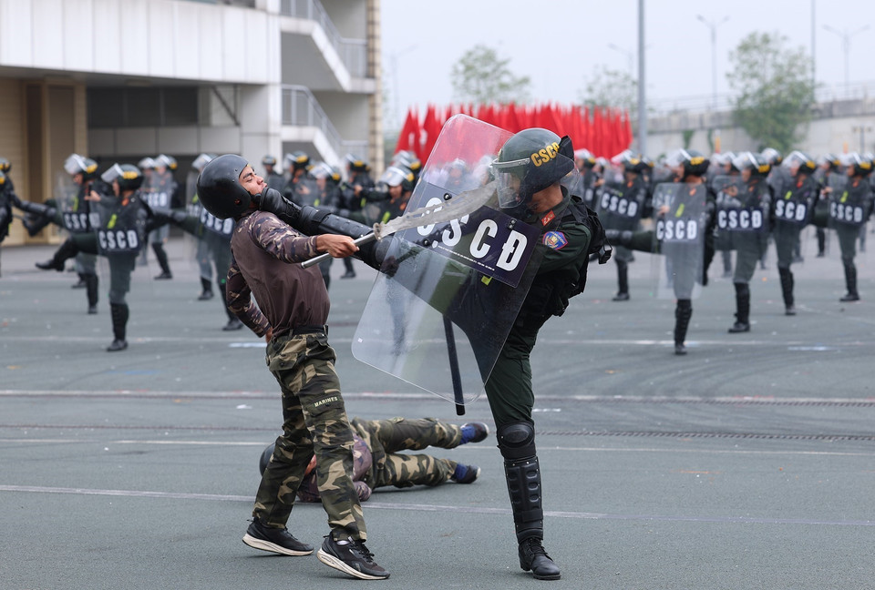 Lực lượng Cảnh sát Cơ động thực hiện tình huống giả định trong huấn luyện. (Ảnh: Dương Giang/TTXVN)