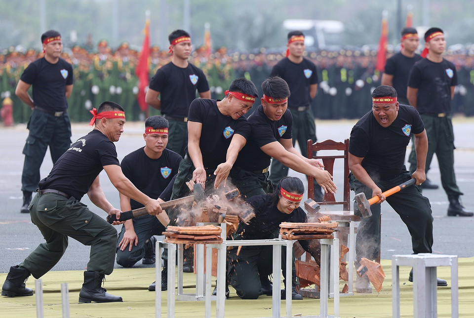 Lực lượng Cảnh sát Cơ động biểu diễn khí công - một bài tập trong huấn luyện sẵn sàng chiến đấu. (Ảnh: Dương Giang/TTXVN)