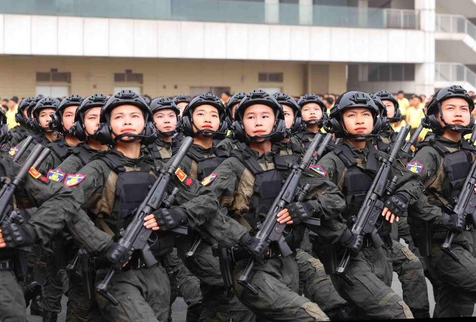 Cán bộ, chiến sỹ nữ Cảnh sát đặc nhiệm tham gia diễu binh. (Ảnh: Phạm Kiên/ TTXVN)