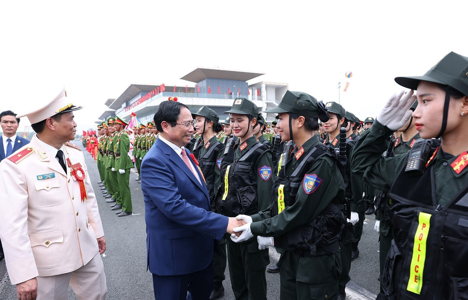 Thủ tướng Phạm Minh Chính với chiến sỹ Cảnh sát cơ động tham dự Lễ kỷ niệm. (Ảnh: Dương Giang/TTXVN)