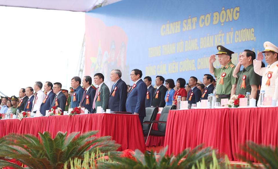 Thủ tướng Phạm Minh Chính và các đại biểu dự Lễ kỷ niệm 50 năm Ngày truyền thống Lực lượng Cảnh sát Cơ động. (Ảnh: Dương Giang/TTXVN)
