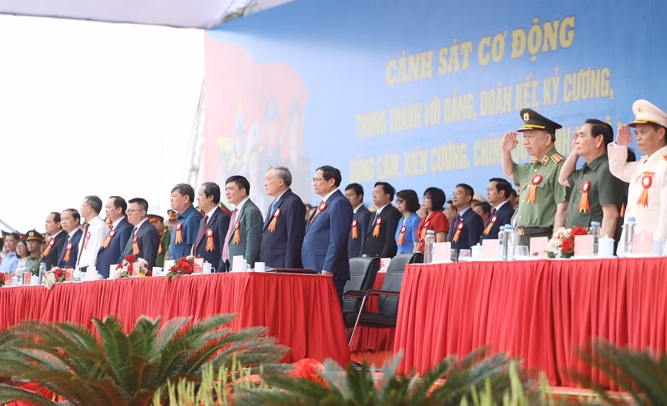 Thủ tướng Phạm Minh Chính và các đại biểu dự Lễ kỷ niệm 50 năm Ngày truyền thống Lực lượng Cảnh sát Cơ động. (Ảnh: Dương Giang/TTXVN)