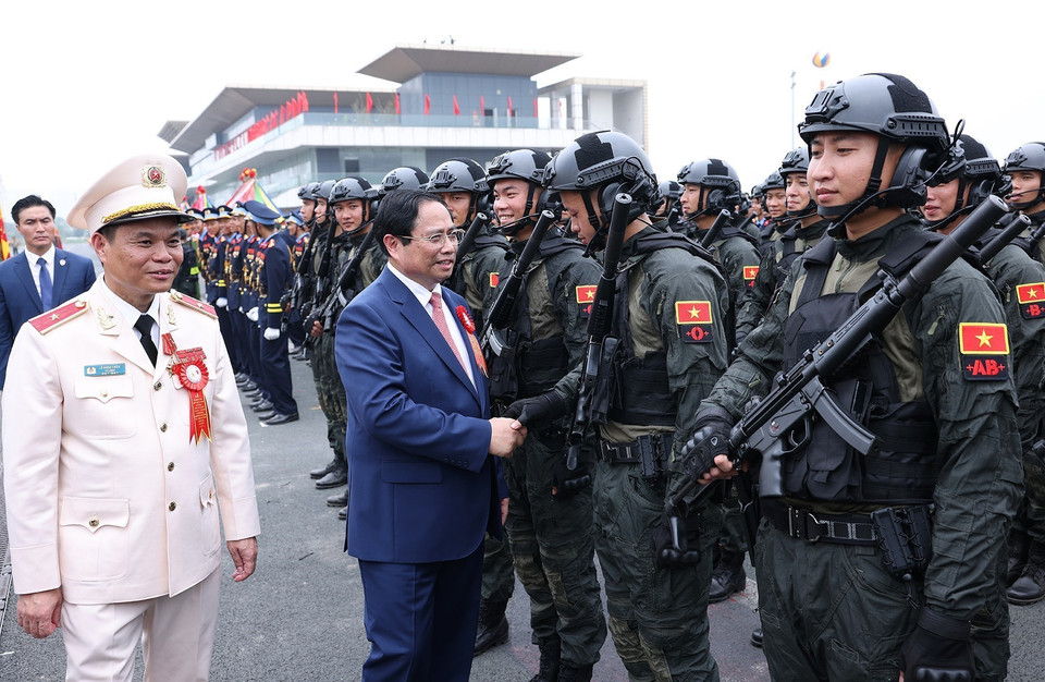 Thủ tướng Phạm Minh Chính với chiến sỹ Cảnh sát cơ động tham dự Lễ kỷ niệm. (Ảnh: Dương Giang/TTXVN)