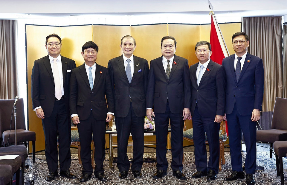 Chủ tịch Quốc hội Trần Thanh Mẫn với đại biểu. (Ảnh: Doãn Tấn/TTXVN)