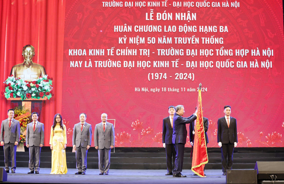 Tổng Bí thư Tô Lâm trao tặng Huân chương Lao động hạng Ba cho Trường Đại học Kinh tế - Đại học Quốc gia Hà Nội nhân dịp kỷ niệm 50 năm ngày thành lập trường. (Ảnh: Thống Nhất/TTXVN)