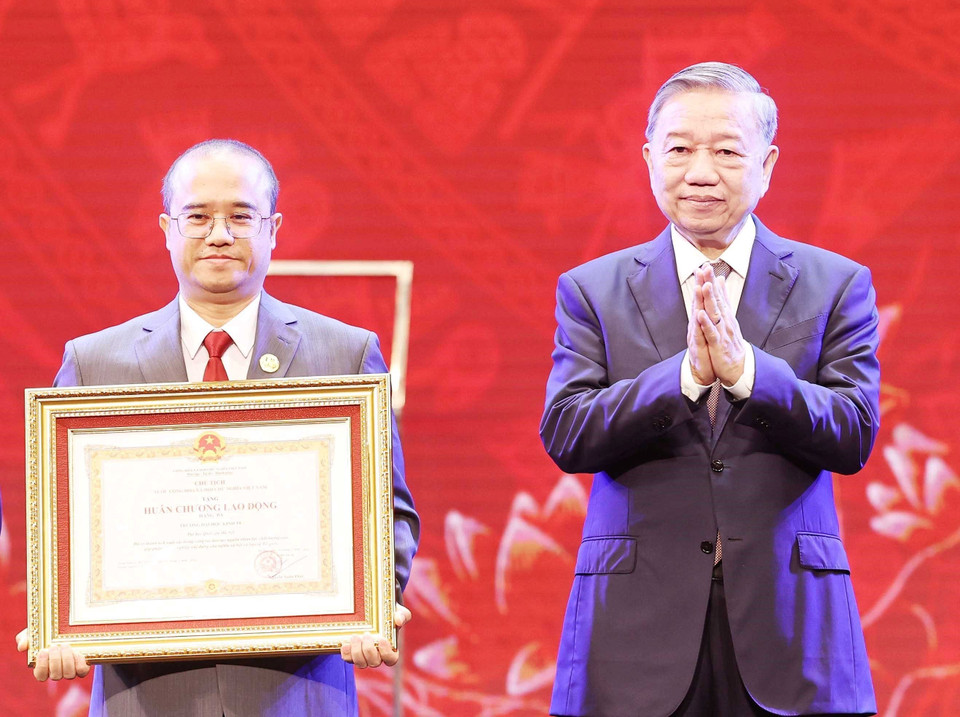 Tổng Bí thư Tô Lâm trao tặng Huân chương Lao động hạng Ba cho Trường Đại học Kinh tế - Đại học Quốc gia Hà Nội nhân dịp kỷ niệm 50 năm ngày thành lập trường. (Ảnh: Thống Nhất/TTXVN)