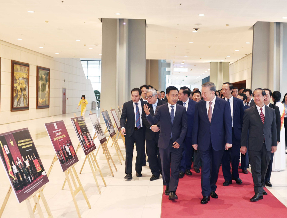 Tổng Bí thư Tô Lâm và các đại biểu tham quan trưng bày ảnh kỷ niệm ngày Nhà giáo Việt Nam. (Ảnh: Thống Nhất/TTXVN)