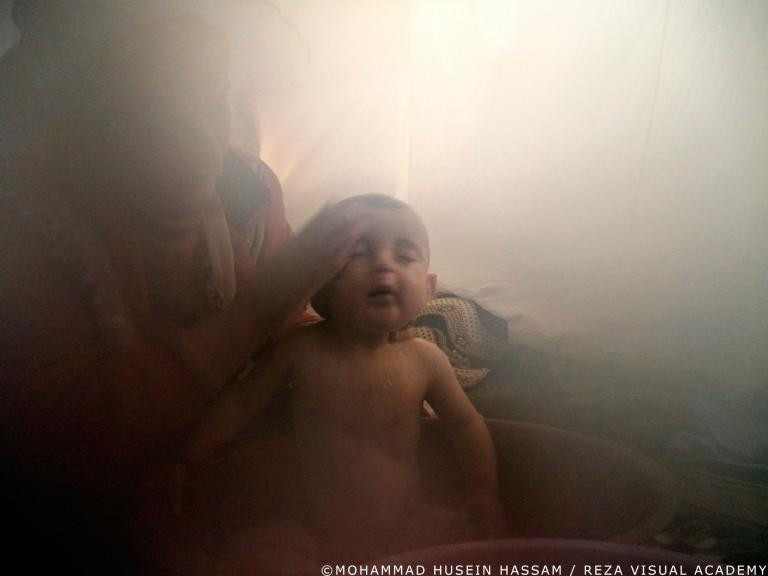 Tắm cho một em bé. (Nguồn: nationalgeographic.com)