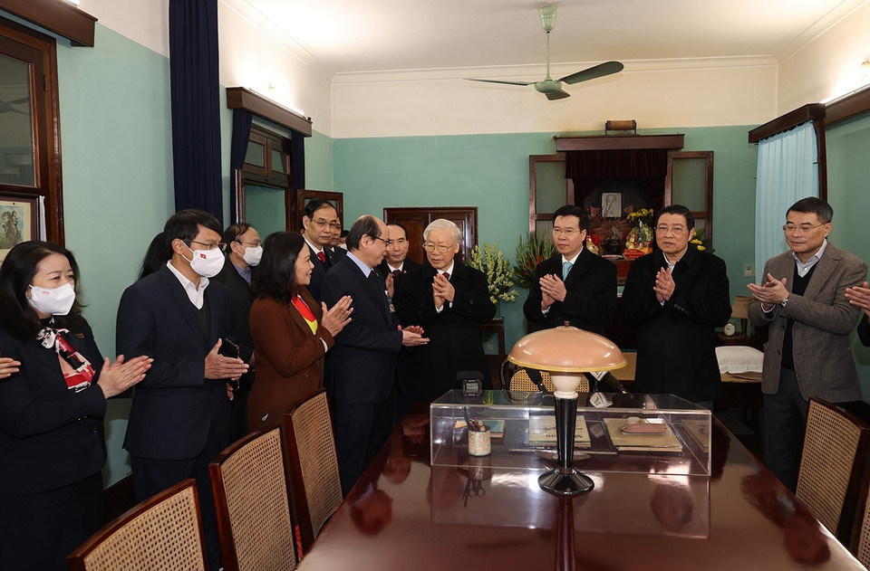 Tổng Bí thư Nguyễn Phú Trọng nói chuyện với cán bộ, nhân viên Khu di tích Chủ tịch Hồ Chí Minh ở Phủ Chủ tịch. (Ảnh: Trí Dũng/TTXVN)