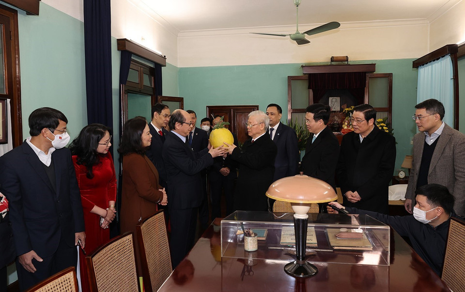 Cán bộ, nhân viên Khu di tích Chủ tịch Hồ Chí Minh trao tặng Tổng Bí thư Nguyễn Phú Trọng quả bòng từ vườn Bác. (Ảnh: Trí Dũng/TTXVN)