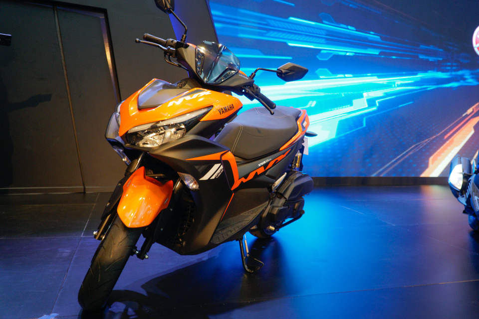 Yamaha Việt Nam phân phối NVX 155 VVA với 5 tùy chọn màu sắc (xanh, đỏ, đen, cam xám, vàng đồng/đen). Xe có giá bán 53 triệu đồng, thấp hơn 3 triệu so với đối thủ Honda Airblade phiên bản cao nhất là 56,39 triệu đồng. (Ảnh: Minh Hiếu/Vietnam+)