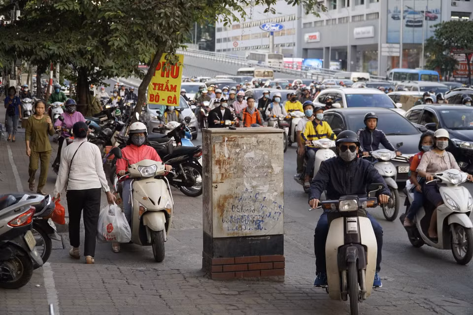 Nhiều đoạn vỉa hè khá hẹp lại bị xe máy leo kín khiến người đi bộ phải chuyển hướng đi xuống sát lòng đường. Anh Hoàng Nam (phường Phương Liệt, quận Thanh Xuân) cho biết tình trạng ùn tắc nghiêm trọng hơn từ khi đường Trường Chinh hoàn thành việc mở rộng. (Ảnh: Minh Hiếu/Vietnam+)