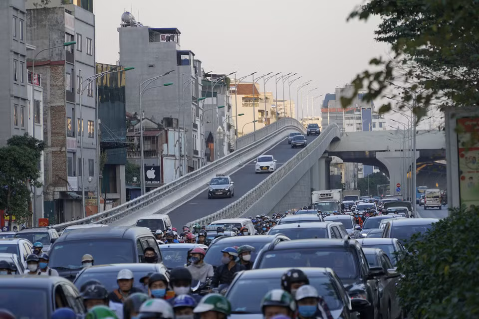 Hai điểm lên xuống cầu quá gần ngã tư nên không thể bố trí điểm quay đầu. Các phương tiện không có điểm quay đầu buộc phải đi vào ngã tư để quay ngược trở lại dẫn đến dồn ứ hàng trăm mét. (Ảnh: Minh Hiếu/Vietnam+)