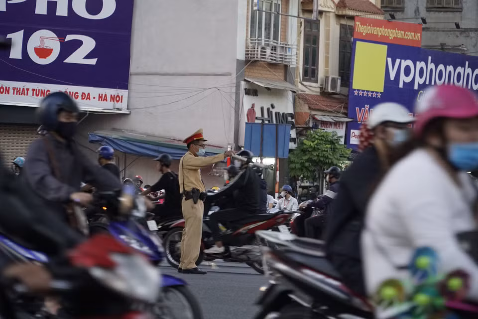 Đội Cảnh sát giao thông số 3, Phòng CSGT Công an Hà Nội, triển khai lực lượng cắm chốt tại nút giao này. ''Ùn tắc có thể xảy ra bất cứ lúc nào trong ngày nên chúng tôi luôn phải sẵn sàng phân luồng chứ không cố định vào các khung giờ cao điểm như những nơi khác,'' một chiến sĩ nói. (Ảnh: Minh Hiếu/Vietnam+)