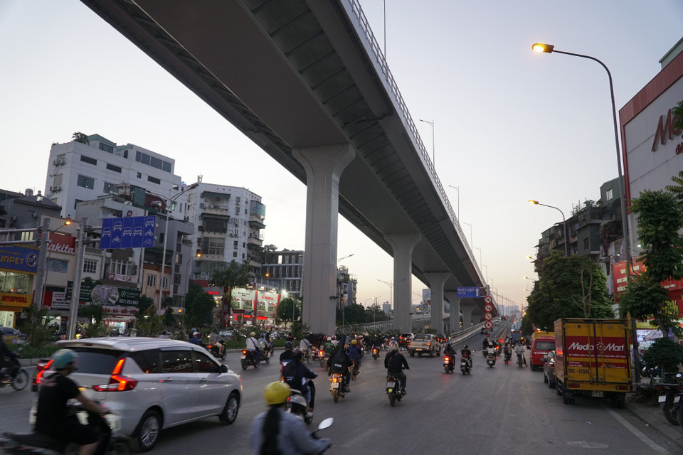 Cũng theo đại diện Đội CSGT số 3, Đội đang tích cực phối hợp với các đơn vị liên quan rà soát lại lưu lượng phương tiện sau khi thông xe đường trên cao để thiết lập lại các nhịp đèn, pha đèn cho phù hợp vào từng thời điểm. (Ảnh: Minh Hiếu/Vietnam+)