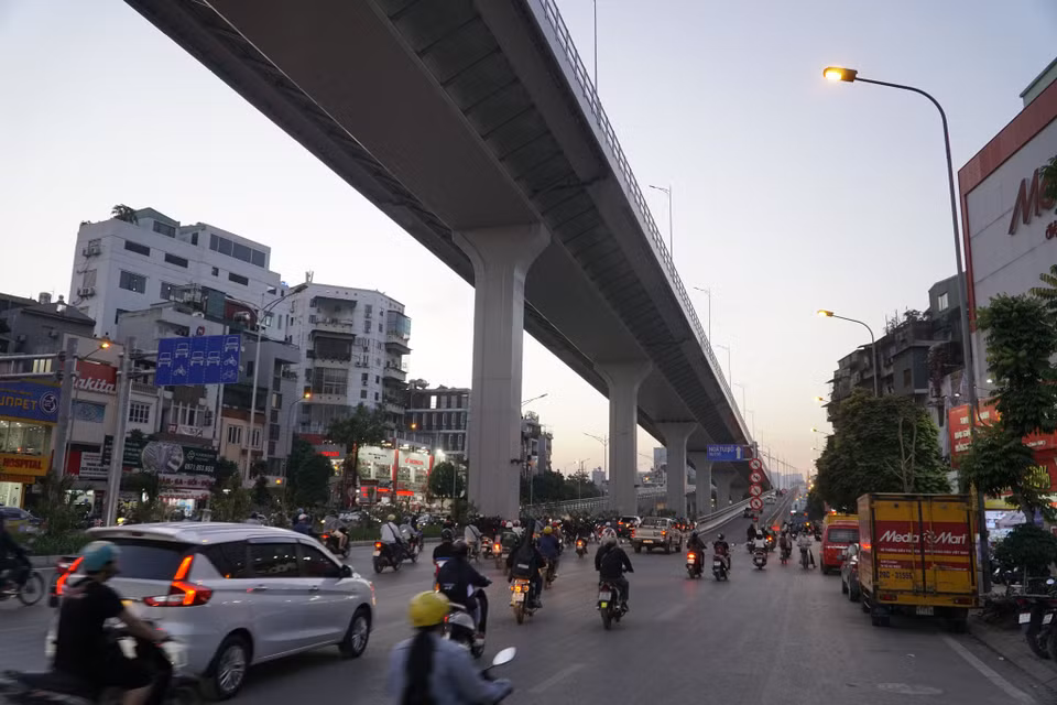 Cũng theo đại diện Đội CSGT số 3, Đội đang tích cực phối hợp với các đơn vị liên quan rà soát lại lưu lượng phương tiện sau khi thông xe đường trên cao để thiết lập lại các nhịp đèn, pha đèn cho phù hợp vào từng thời điểm. (Ảnh: Minh Hiếu/Vietnam+)