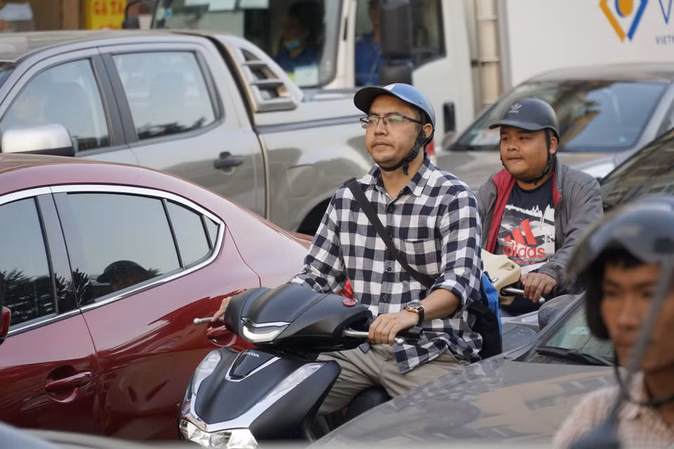 Nhiều tài xế tỏ ra mệt mỏi giữa dòng phương tiện. Tắc đường dài nhất xảy ra vào hai khung giờ cao điểm buổi sáng và chiều tối. (Ảnh: Minh Hiếu/Vietnam+)