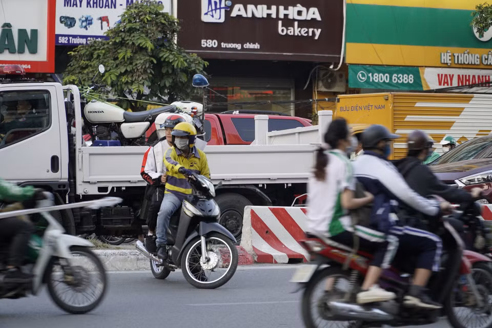 Một số phương tiện vì tránh ùn tắc đã 'quay xe' dù chưa đến điểm cho phép. (Ảnh: Minh Hiếu/Vietnam+)