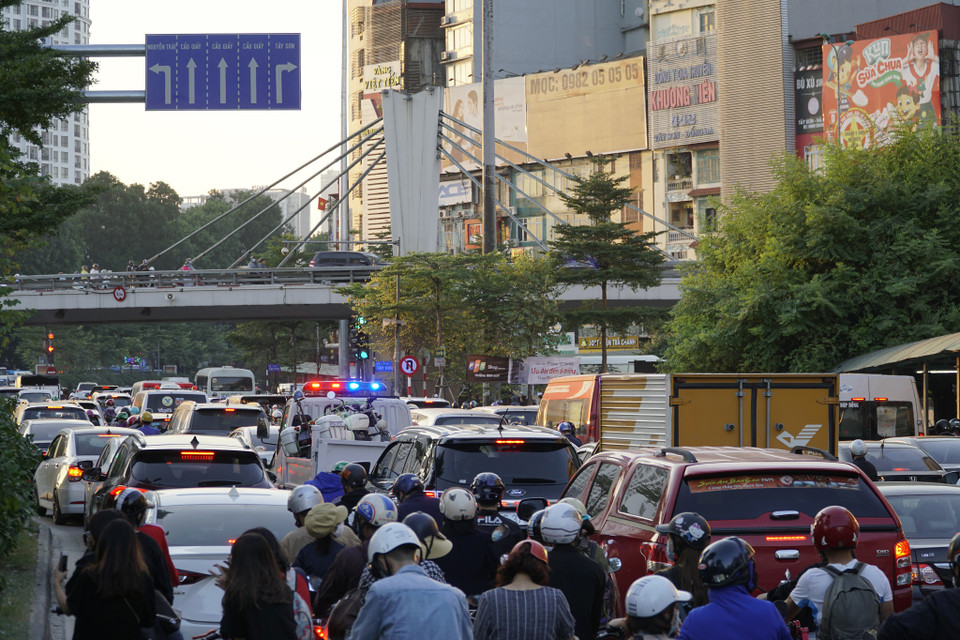 Lý giải về nguyên nhân dẫn tới tình trạng giao thông hỗn loạn tại khu vực đường Trường Chinh sau khi thông xe cầu cạn Vành đai 2, không ít ý kiến cho rằng vấn đề nằm ở hệ thống đèn tính hiệu và phân luồng bất hợp lý. (Ảnh: Minh Hiếu/Vietnam+)